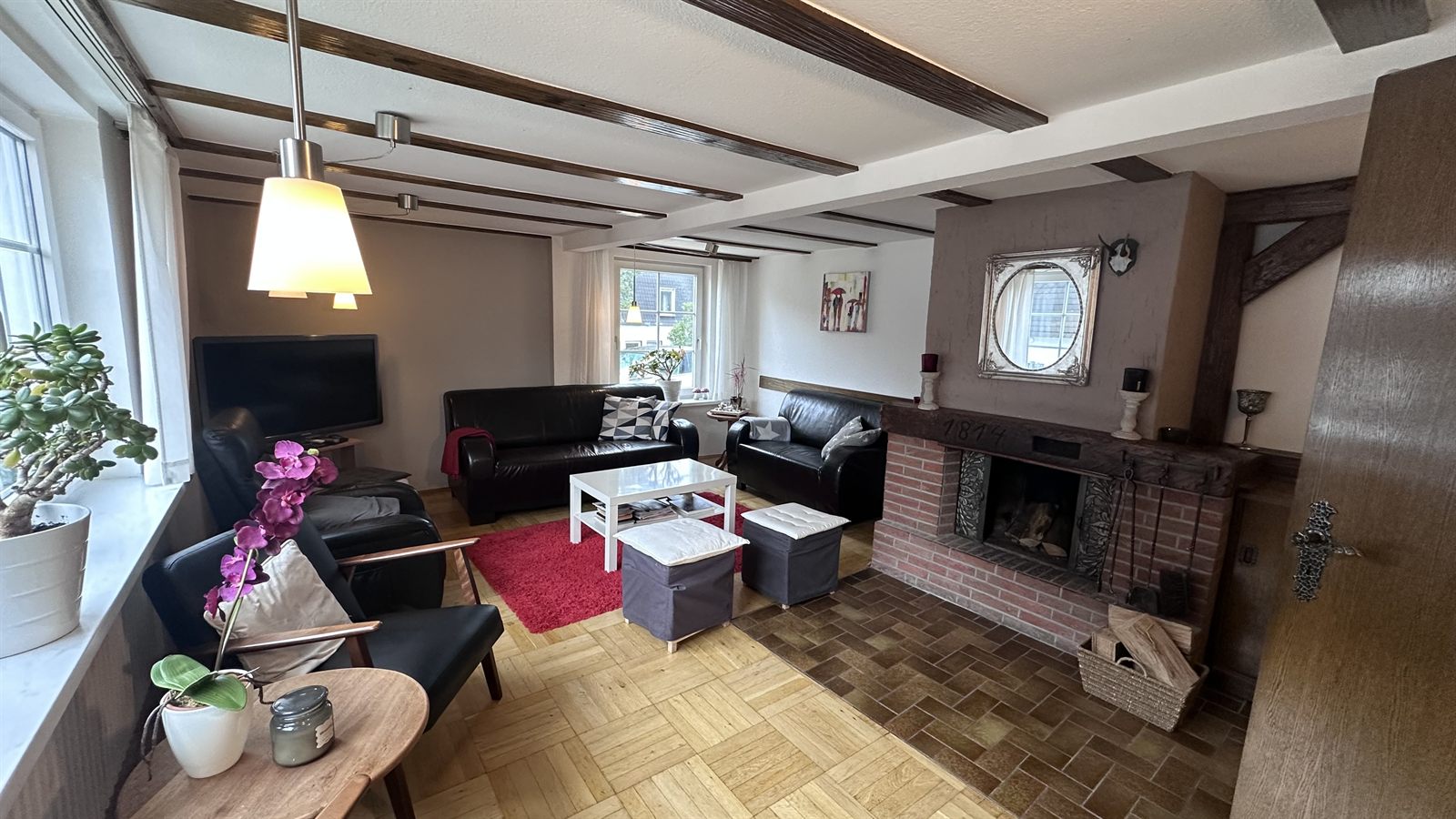 Woonkamer met open haard in Haus Astenalm